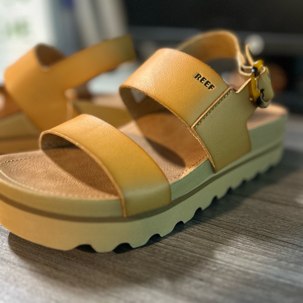 Reef Tan Sandals NWT never worn